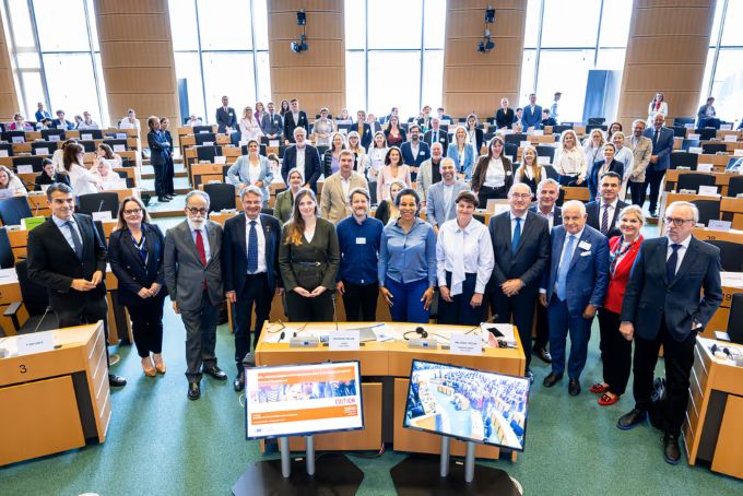 Group photo_med.jpg