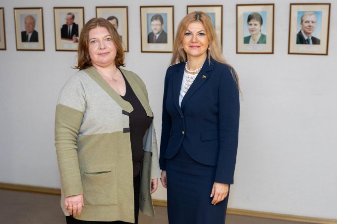 Seimo kanceliarijos nuotr. (aut. Ūla Liškevičiūtė) į vidų.jpg