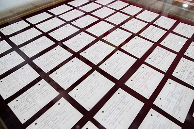 Seimo lankytojų centre eksponuojamos vardinės balsavimo dėl Nepriklausomybės atkūrimo kortelės (2020-03-09)