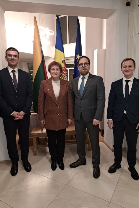 Iš kairės - trečiasis sekretorius Liudas Gintautas Dabkus ir ambasadorius Tadas Valionis.jpg