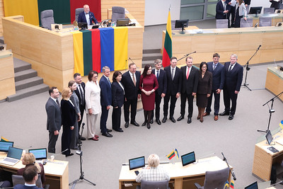 TV apžvalgoje „Seimo savaitė“: naujosios Vyriausybės darbo pradžia, įstatymų pakeitimai dėl atliekų tvarkymo, Seimo bendruomenės komandos laimėjimai