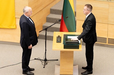 Prisiekė Seimo kontrolierius Aleksandras Radčenka