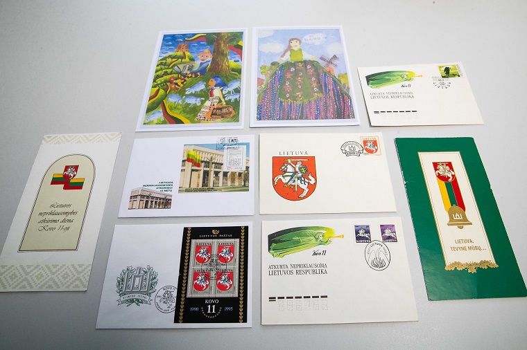 Seimo skaitykloje surengta paroda „Kovo 11-oji plakatuose, atvirukuose ir pašto ženkluose“