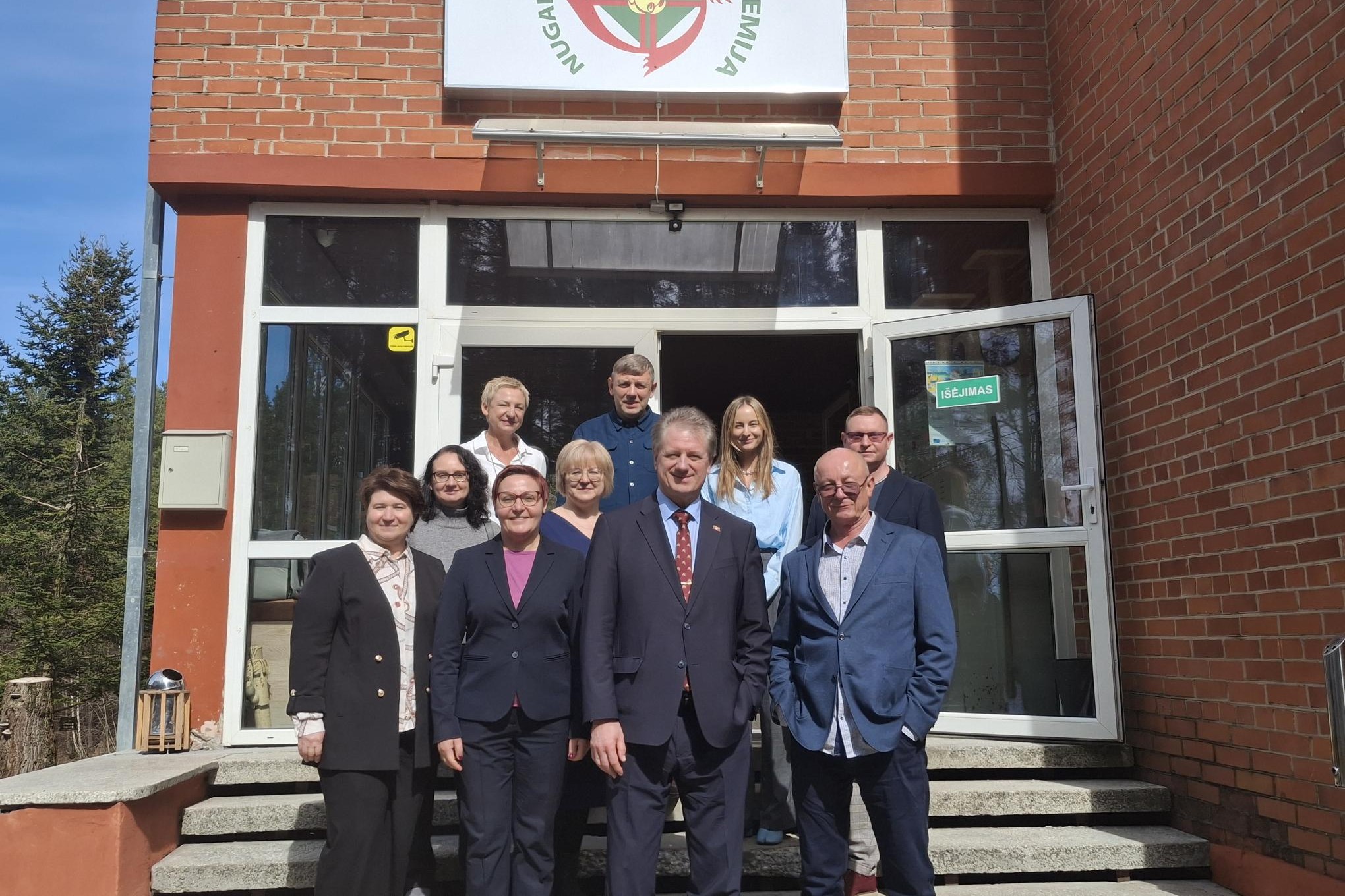 Seimo Priklausomybių prevencijos komisijos pranešimas: išvažiuojamajame komisijos posėdyje – dėmesys priklausomų asmenų reabilitacijai ir reintegracijai