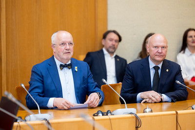 Seimo Pirmininkas pagerbė Aukščiausiosios Tarybos Apsaugos skyriaus pareigūnus