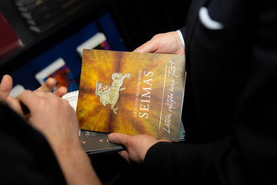 TV apžvalgoje „Seimo savaitė“: Vilniaus saugumo forumo ekspertų įžvalgos, siūlymai teikti kompleksinę pagalbą krizes patiriantiems gyventojams ir naujausi Seimo kanceliarijos leidiniai Vilniaus knygų mugėje