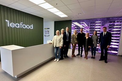Modernus ūkininkavimas mieste: Seimo Kaimo reikalų komiteto vizitas į vertikalų ūkį „Leafood“

