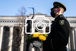 Gėlių padėjimo prie Kovo 11-ajai skirto paminklo „Žinia“ Nepriklausomybės aikštėje ceremonijos nuotraukos (2021 03 11)