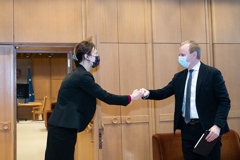 2021 02 24</br> Seimo Pirmininkė V. Čmilytė-Nielsen susitiko su valstybės kontrolieriumi Mindaugu Macijausku