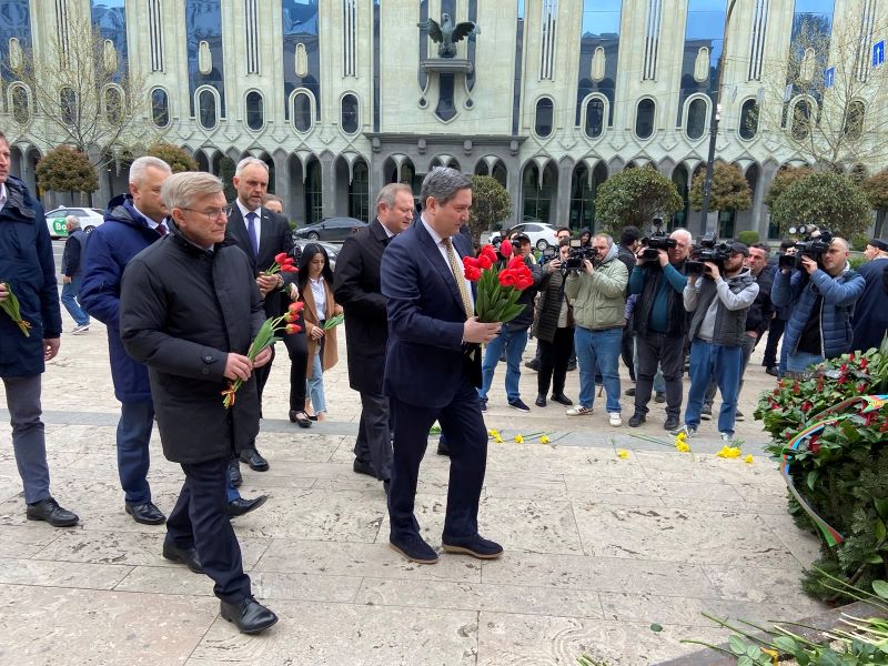 Gėlių padėjimo ceremonija prie paminklo aukoms.jpg