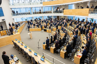 TV apžvalgoje „Seimo savaitė“: apie pavasario sesijoje laukiančius darbus, grėsmes nacionaliniam saugumui, Seimo kanceliarijos darbuotojų, dirbančių nuo 1990 metų, pagerbimą