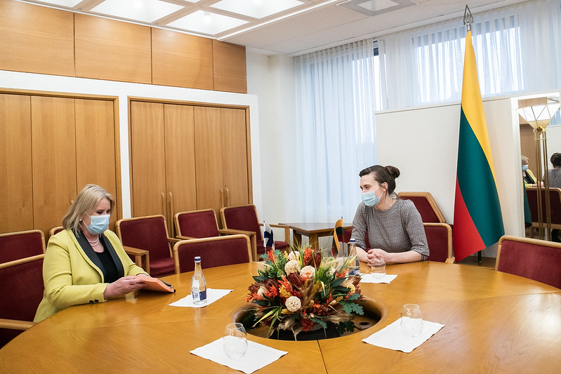 2021 04 07</br> Seimo Pirmininko pavaduotojos R. Morkūnaitės-Mikulėnienės susitikimas su Suomijos ambasadore Arja Makonen