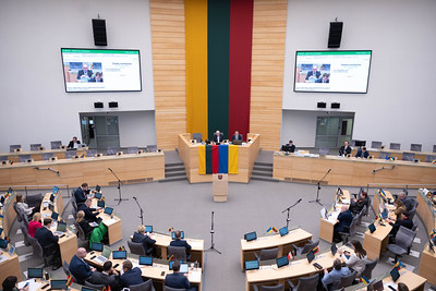 TV apžvalgoje „Seimo savaitė“: įstatymai kuro kainoms mažinti, naujam poligonui steigti  ir humanitarinės paramos perdavimas ukrainiečiams