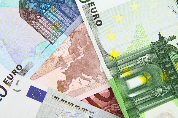 Seimo nario E. Sabučio pranešimas: „Dėl drastiškų banko įkainių kreipėsi į Lietuvos banką – 20 eurų už išgryninimą – tai „finansinis terorizmas“
