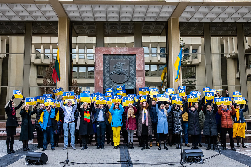 2022 03 04</br>Seimo bendruomenė palaikydama ukrainiečius Seimo rūmų Didžiajame kieme giedojo Ukrainos himną