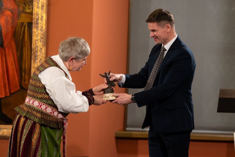 Lituanistikos tradicijų ir paveldo įprasminimo komisijos pranešimas: jubiliejinė Kalbos premija iškilmingai įteikta R. Urnėžiūtei