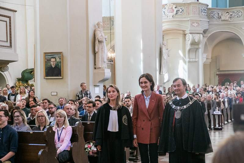 2022 06 22</br> Seimo Pirmininkė V. Čmilytė-Nielsen dalyvavo Vilniaus universiteto Tarptautinių santykių ir politikos mokslų instituto diplomų įteikimo šventėje