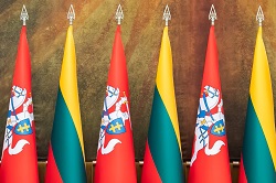 Lietuvos valstybės istorinės (herbinės) vėliavos pavyzdžiai Lietuvos Respublikos Seime