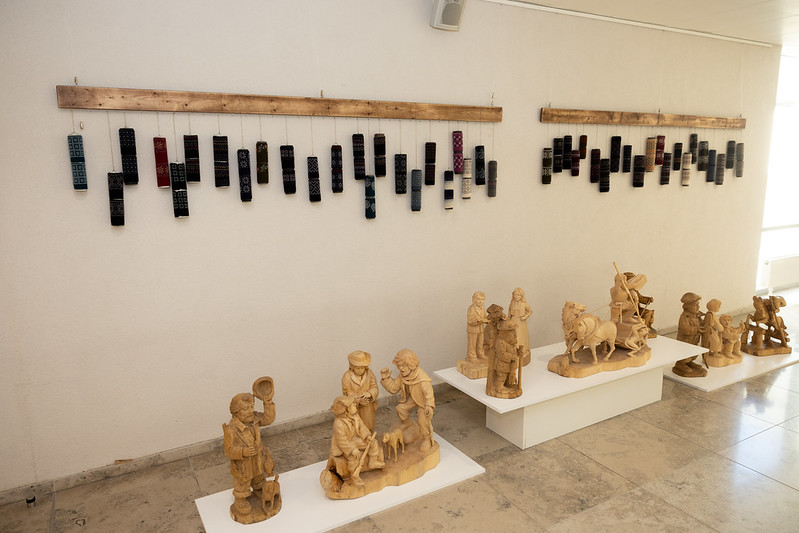 S. Dacienės ir P. Dužinsko paroda „Medžio skulptūros ir tekstilės sintezė“ (II rūmai prie kavinės)