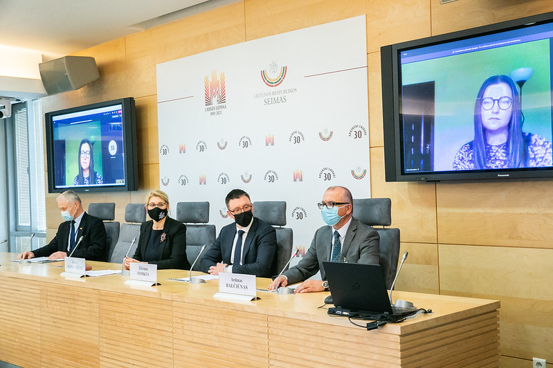 2021 06 03</br> Seimo narės Dalios Asanavičiūtės spaudos konferencija „Privalomoji karo ir alternatyvioji krašto apsaugos tarnyba: patirtis ir galimybės užsienio lietuviams“