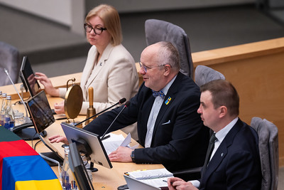 TV apžvalgoje „Seimo savaitė“: demografinės politikos prioritetai, pasaulio lietuviams svarbūs sprendimai, Seimo bendruomenės dalyvavimas miškasodyje