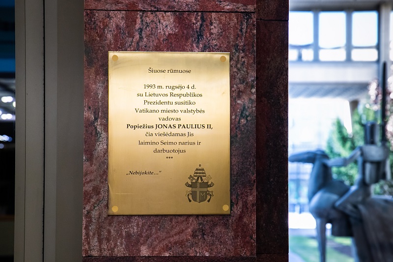 Menant istorinį įvykį: prieš 30 metų vizitą po Baltijos šalis Lietuvoje pradėjęs palaimintasis Popiežius Jonas Paulius II pirmąją dieną apsilankė ir Seime