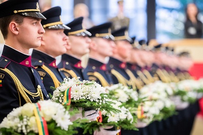Seime perduotos gėlės padėti ant Lietuvos Nepriklausomybės Akto signatarų kapų (2019-03-10)