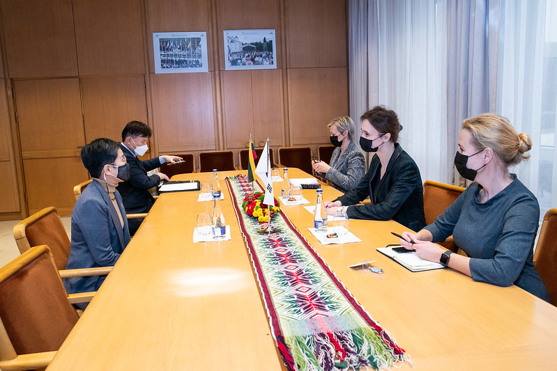 2021 12 01</br>Seimo Pirmininkės Viktorijos Čmilytės-Nielsen susitikimas su Korėjos Respublikos ambasadore Mira Sun