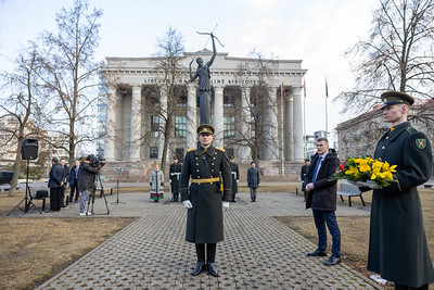 Gėlių padėjimo ceremonija prie Kovo 11-ajai skirto paminklo „Žinia“ Nepriklausomybės aikštėje (2026 03 11)