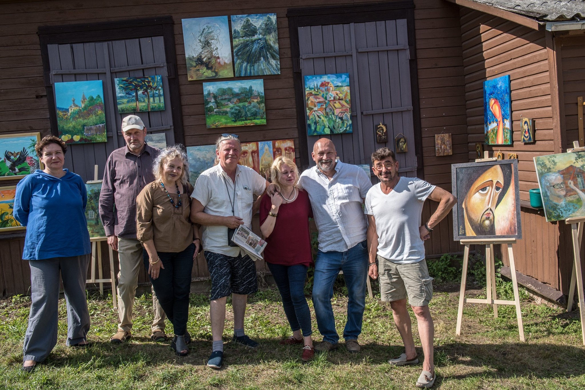 2019 metų Semeliškių tapybos plenero dalyviai prie eksponuojamos parodos.jpg