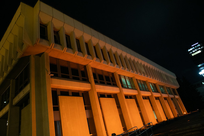2021 11 25</br>Seimo rūmai nušvito oranžine spalva – skelbiama iniciatyvų kovoje su smurtu prieš moteris periodo pradžia