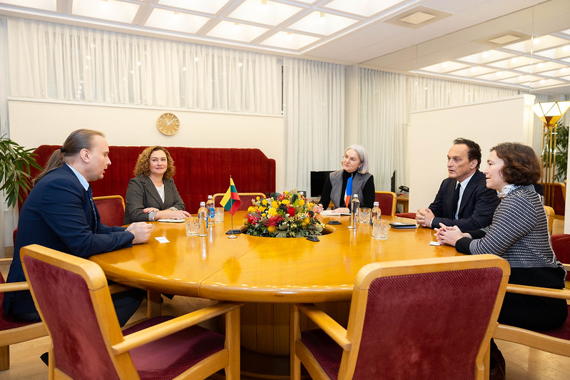 Žmogaus teisių komiteto pirmininkas susitiko su Prancūzijos LGBT+ asmenų teisių ambasadoriumi ir tarptautinės organizacijos „Freedom to Marry Global“ atstovais
