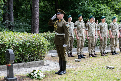 Gėlių padėjimo ceremonija prie paminklo žuvusiems už Tėvynę Lietuvos kariuomenės karių kapų memoriale Antakalnio kapinėse