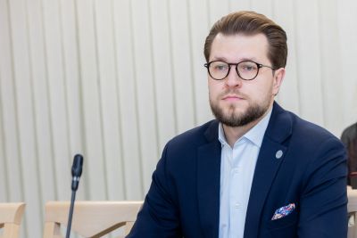 Seimo Demokratų frakcijos „Vardan Lietuvos“ pranešimas: „Naujasis Demokratų frakcijos Seime seniūnas – Lukas Savickas, didžiausias dėmesys šią sesiją: demografijai ir perkamajai gyventojų galiai pagerinti“