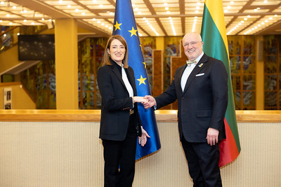 TV apžvalgoje „Seimo savaitė“: istorinis Islandijos sprendimas prieš 35-erius metus, dirbtinio intelekto įtaka šalių rinkimų rezultatams ir Europos Parlamento Pirmininkės R. Metsolos vizitas