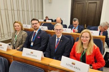 Seimo delegacija Varšuvoje diskutavo apie kovą su prekyba narkotikais bei seksualiniu vaikų išnaudojimu ir pabrėžė būtinybę tęsti paramą Ukrainai