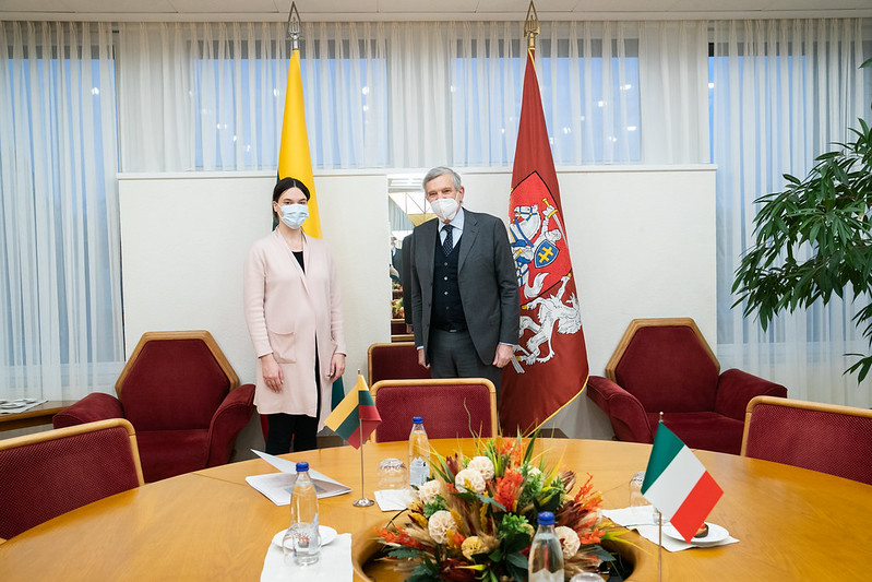 2021 10 28</br> Seimo Pirmininko pavaduotojos R. Morkūnaitės-Mikulėnienės susitikimas su Italijos Respublikos ambasadoriumi Diegu Ungaru