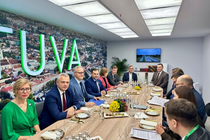 2. Su Baltijos šalių ir Moldovos ministrais.jpg
