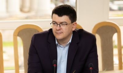 Seimo nario V. Sinicos pranešimas: parlamentaras siūlo siaurinti atsakomybę už „neapykantos kalbą“