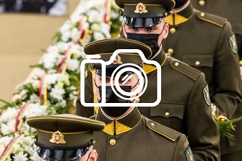Gėlių, skirtų padėti ant Lietuvos Nepriklausomybės Akto signatarų kapų, perdavimo ceremonija 2022 03 10