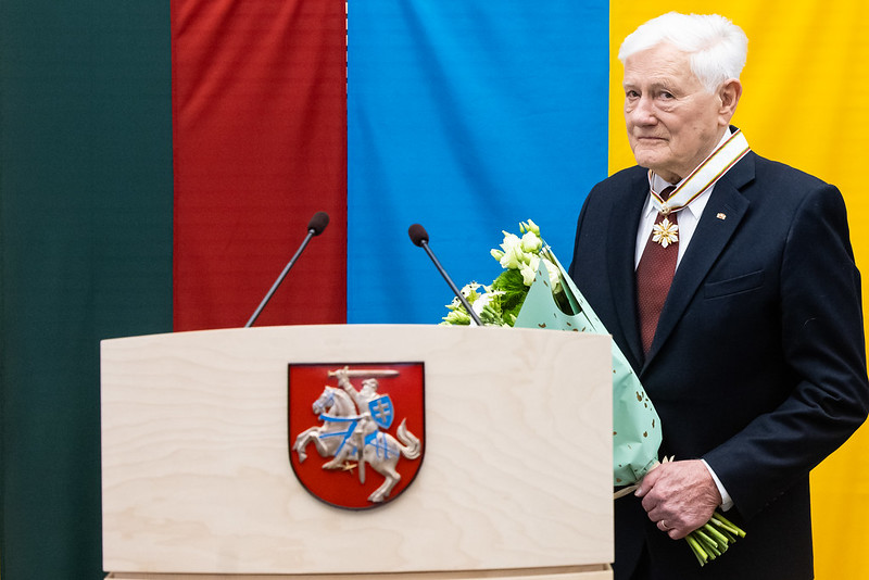 2022 05 17</br>Prezidentui Valdui Adamkui Seime iškilmingai įteiktas Seimo apdovanojimas – Aleksandro Stulginskio žvaigždė