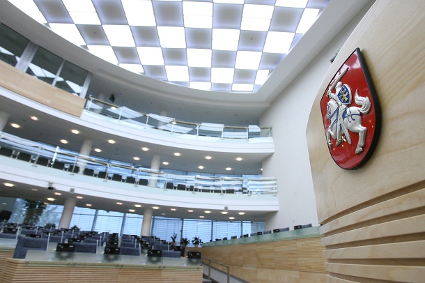 Liberalų frakcijos pranešimas: „Z ir V prilygtų svastikai ir pjautuvui su kūju tik propaguojant karą“