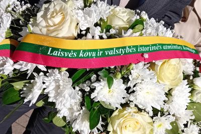Seimo Laisvės kovų ir valstybės istorinės atminties komisija pagerbė Tuskulėnų aukas