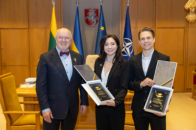 2026 04 07 Seimo Pirmininkas J. Olekas įteikė Seimo apdovanojimus dailiojo čiuožimo sportininkams A. L. Reed ir S. Ambrulevičiui