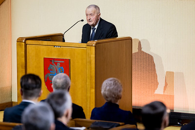 Lietuvos Nepriklausomybės Akto signataras Romas Gudaitis: „Šioje akimirkoje, kur nėra ribos tarp dienos ir nakties, nesame atskiri, vien esantys AŠ – esame MES. Laisvėje ir vienybėje tiktai MES“