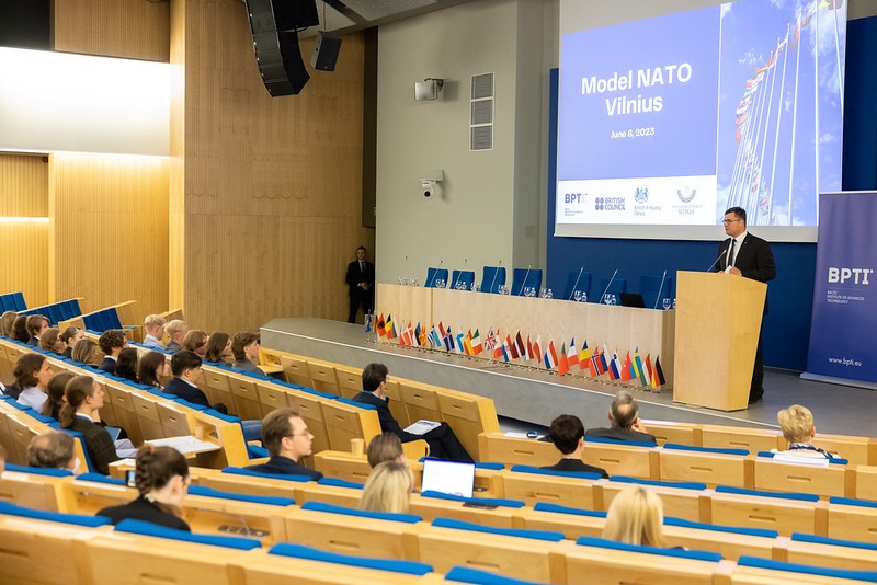 NATO simuliacijoje jaunuoliai sėdasi į Aljanso valstybių vadovų kėdes