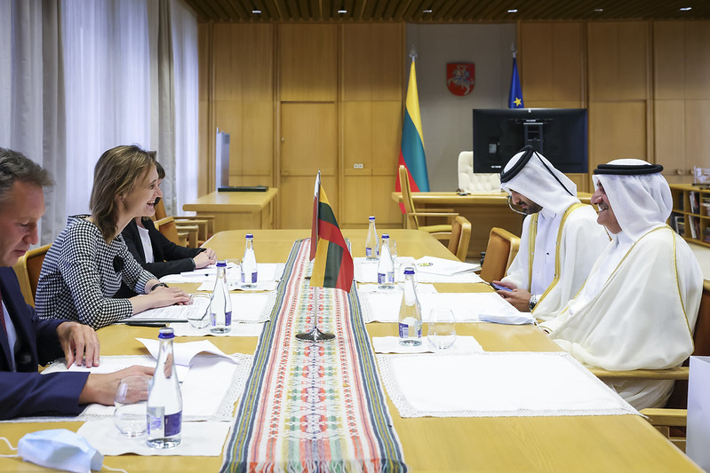 2021 08 17</br> Seimo Pirmininkė Viktorija Čmilytė-Nielsen susitiko su naujuoju Kataro Valstybės ambasadoriumi Abdula A. Rahmanu N. Fakhru