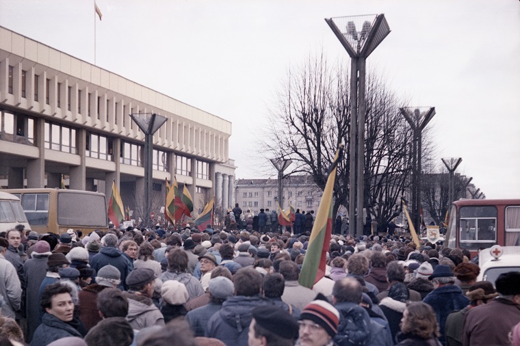 Seimo lankytojų centre – paroda „Apgynę Laisvę – 1991 m. sausis Algimanto Maskoliūno fotografijose“