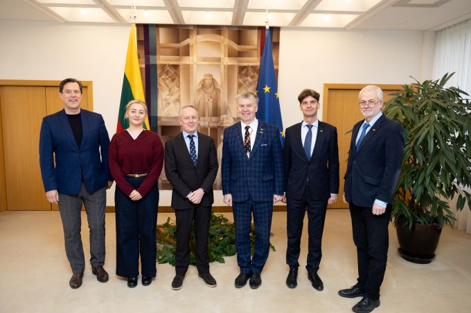 1 NL ambasadorius su grupe_vidus.jpg