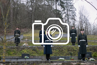 Nuotraukos iš gėlių padėjimo ceremonijos Antakalnio kapinėse ir prie paminklo „Žinia“ (2020 03 11)